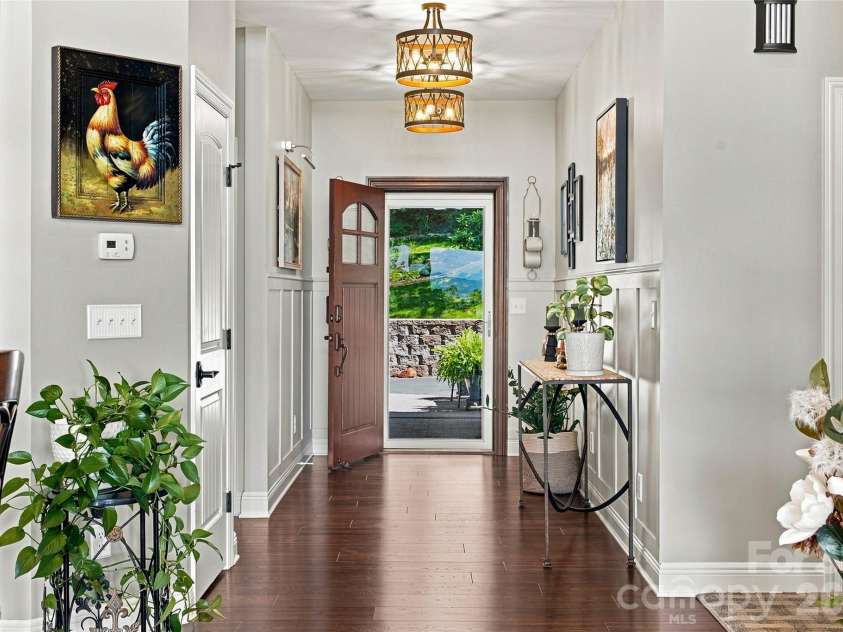 99 Distant View Drive, Asheville, NC 28803.  MLS# CAR4421771, YatesRealty ID 49685. Welcoming Foyer