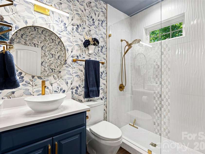 99 Distant View Drive, Asheville, NC 28803.  MLS# CAR4421771, YatesRealty ID 49685. Well-Appointed Guest Bath