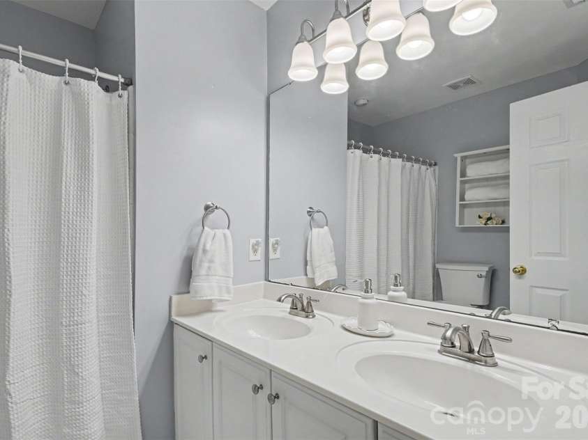 9303 Brentfield Road, Huntersville, NC 28078.  MLS# CAR4417903, YatesRealty ID 49688. Upper Level Full Hall Bathroom