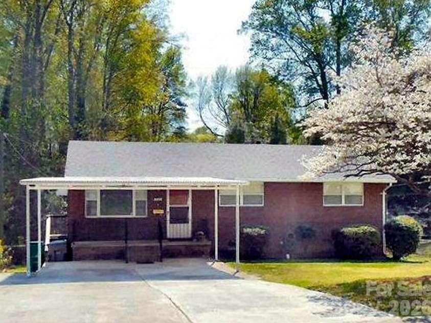 710 Manhasset Road, Charlotte, NC 28209.  MLS# CAR4422965, YatesRealty ID 49691. 