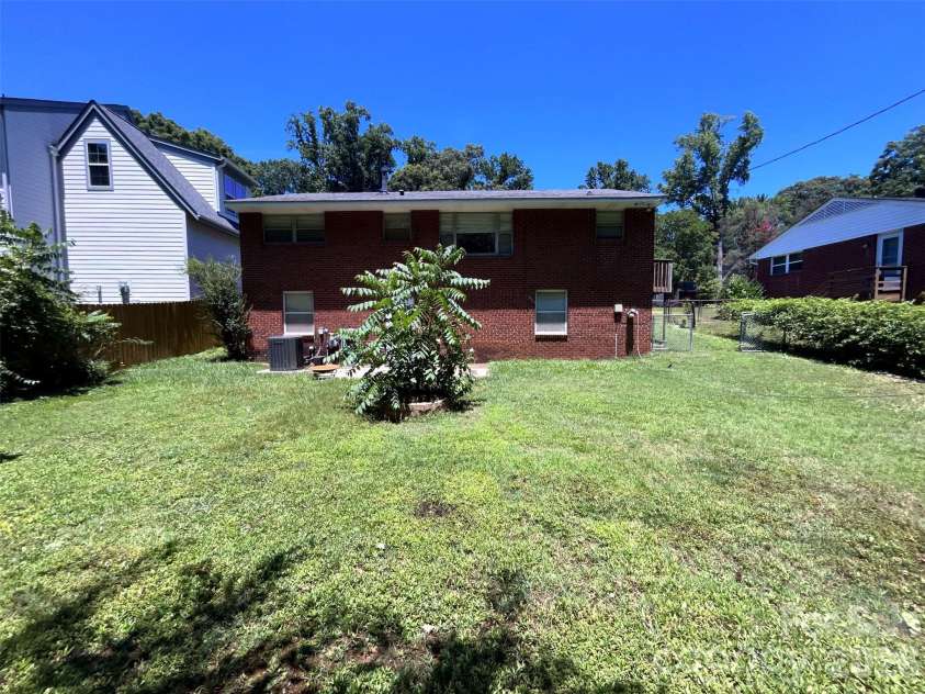 710 Manhasset Road, Charlotte, NC 28209.  MLS# CAR4422965, YatesRealty ID 49691. 