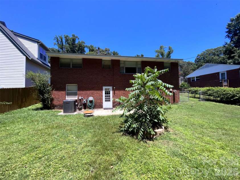 710 Manhasset Road, Charlotte, NC 28209.  MLS# CAR4422965, YatesRealty ID 49691. 