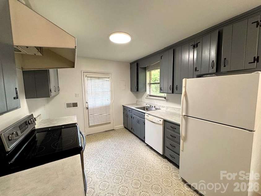 710 Manhasset Road, Charlotte, NC 28209.  MLS# CAR4422965, YatesRealty ID 49691. 