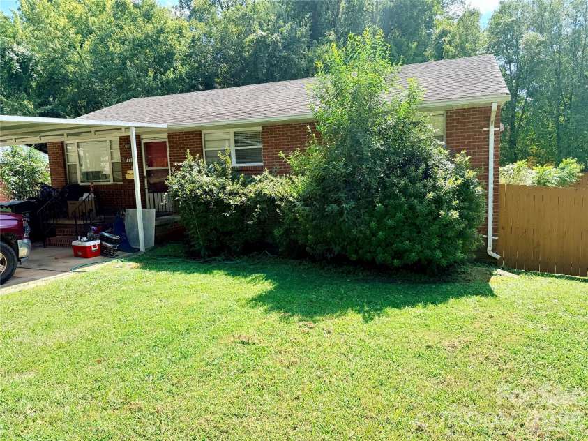 710 Manhasset Road, Charlotte, NC 28209.  MLS# CAR4422965, YatesRealty ID 49691. 