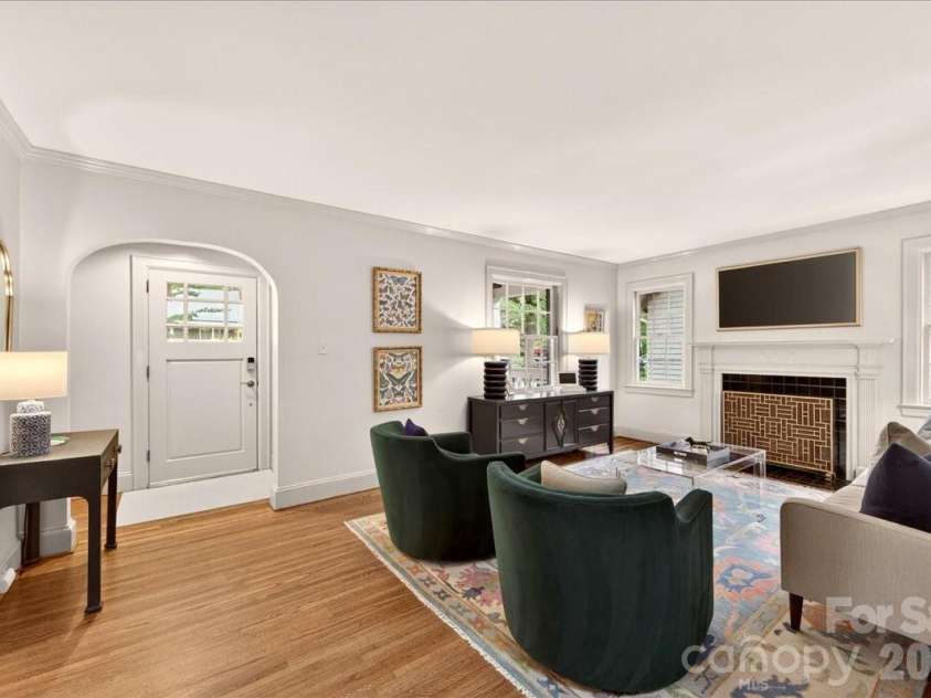 2121 Charlotte Drive, Charlotte, NC 28203.  MLS# CAR4422777, YatesRealty ID 49692. 