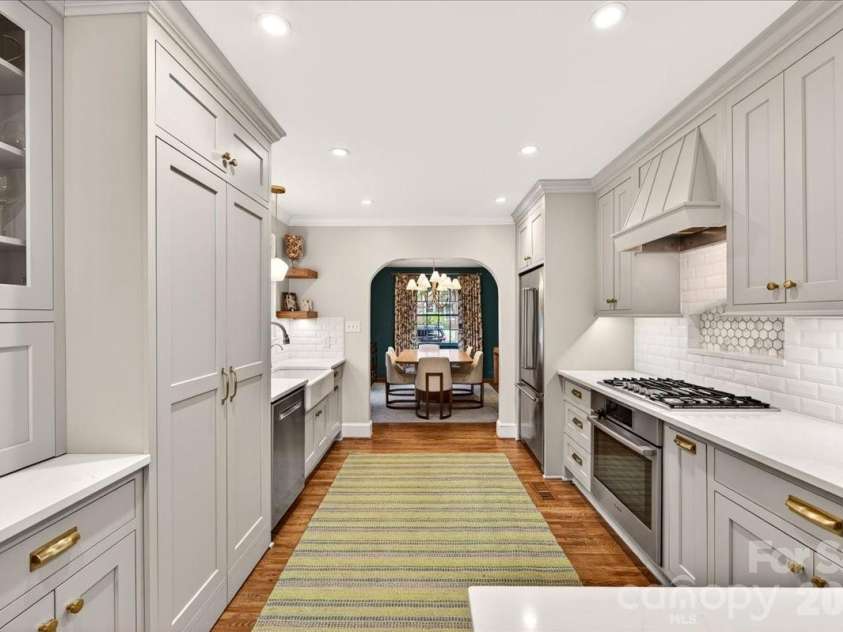 2121 Charlotte Drive, Charlotte, NC 28203.  MLS# CAR4422777, YatesRealty ID 49692. 