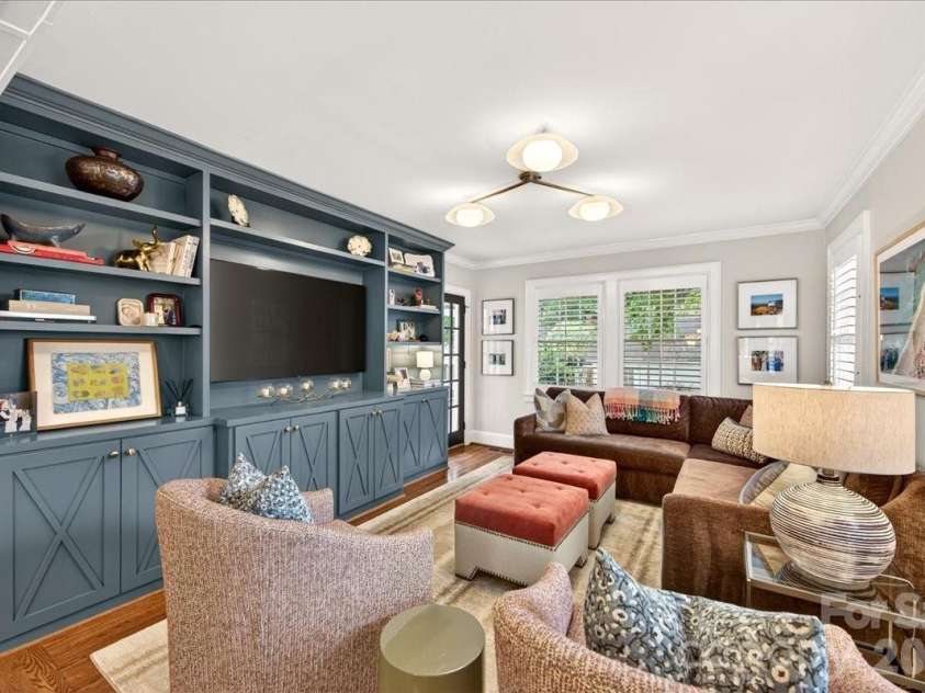2121 Charlotte Drive, Charlotte, NC 28203.  MLS# CAR4422777, YatesRealty ID 49692. 