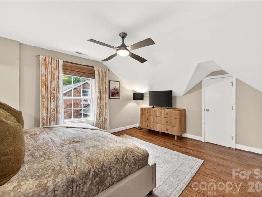 2121 Charlotte Drive, Charlotte, NC 28203.  MLS# CAR4422777, YatesRealty ID 49692. 
