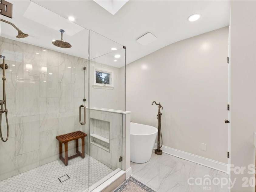 2121 Charlotte Drive, Charlotte, NC 28203.  MLS# CAR4422777, YatesRealty ID 49692. 
