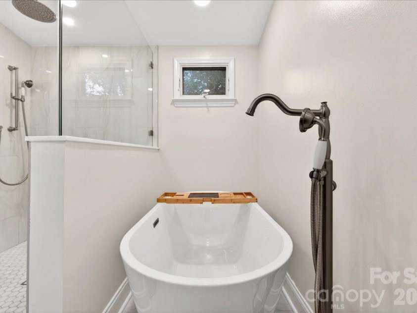 2121 Charlotte Drive, Charlotte, NC 28203.  MLS# CAR4422777, YatesRealty ID 49692. 