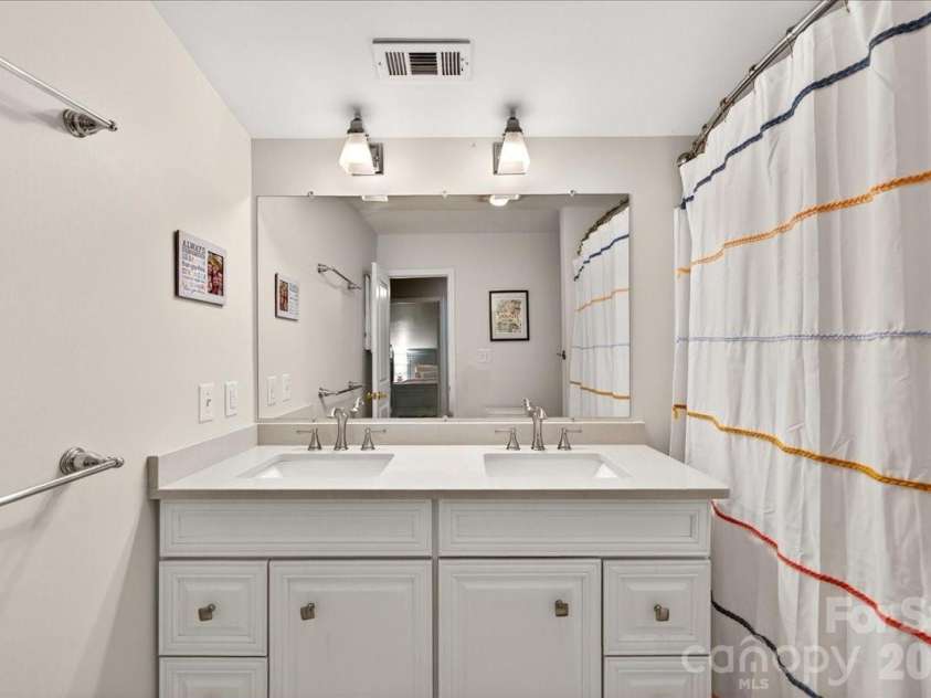 2121 Charlotte Drive, Charlotte, NC 28203.  MLS# CAR4422777, YatesRealty ID 49692. 