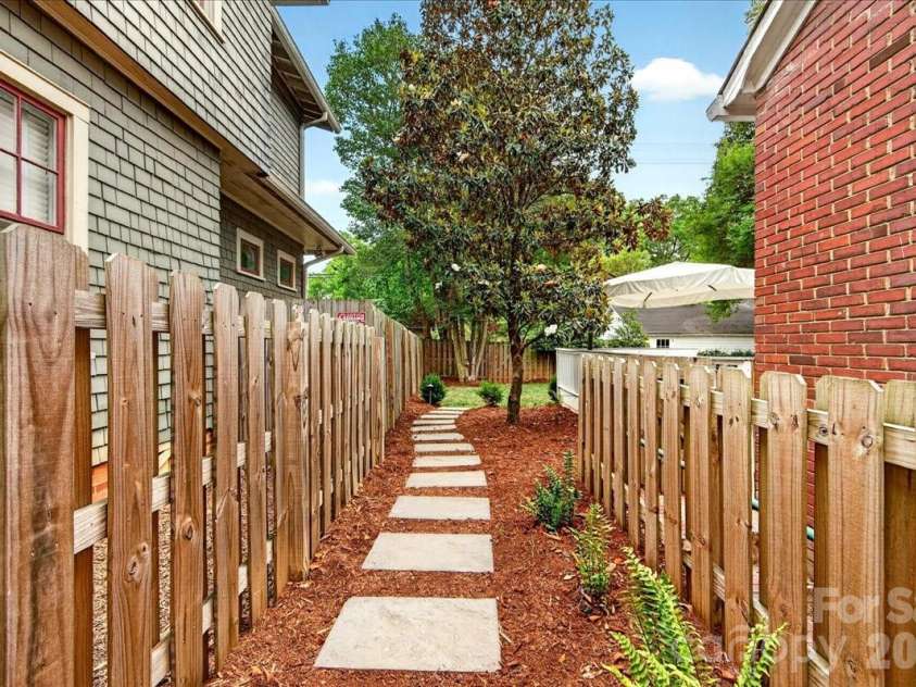 2121 Charlotte Drive, Charlotte, NC 28203.  MLS# CAR4422777, YatesRealty ID 49692. 