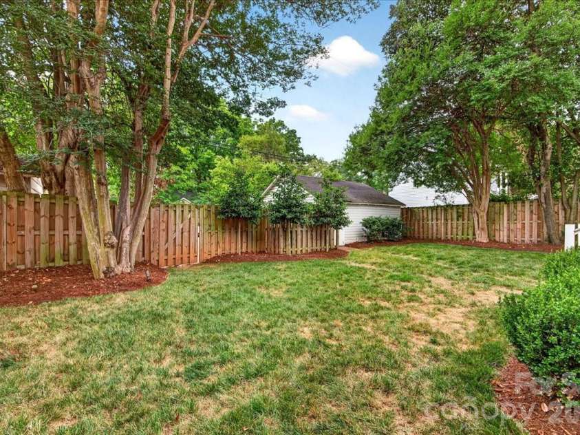 2121 Charlotte Drive, Charlotte, NC 28203.  MLS# CAR4422777, YatesRealty ID 49692. 