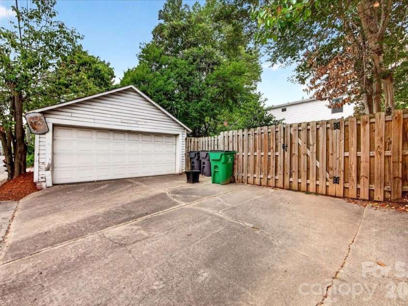 2121 Charlotte Drive, Charlotte, NC 28203.  MLS# CAR4422777, YatesRealty ID 49692. 