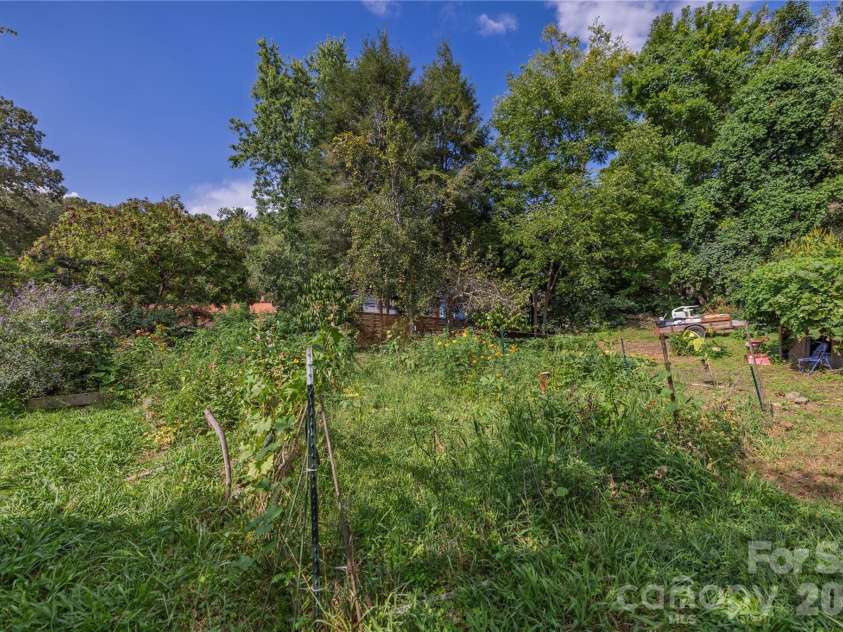 23 Northview Street, Asheville, NC 28801.  MLS# CAR4422866, YatesRealty ID 49696. Endless Potentional