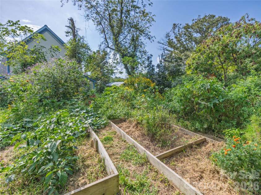 23 Northview Street, Asheville, NC 28801.  MLS# CAR4422866, YatesRealty ID 49696. Extensive Gardens