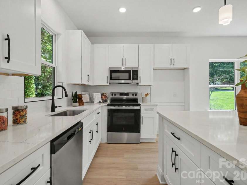 1425 23rd Avenue Place, Hickory, NC 28601.  MLS# CAR4422589, YatesRealty ID 49697. 