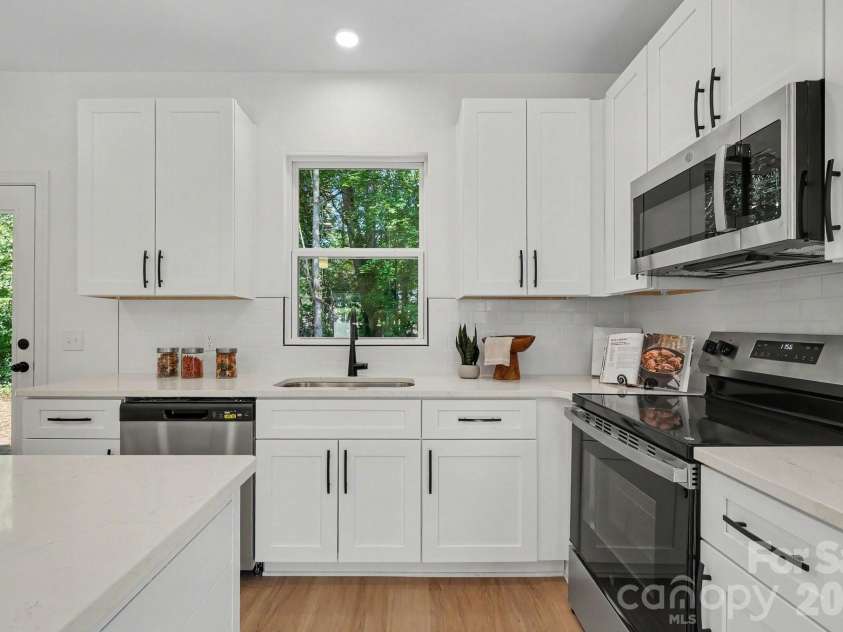 1425 23rd Avenue Place, Hickory, NC 28601.  MLS# CAR4422589, YatesRealty ID 49697. 