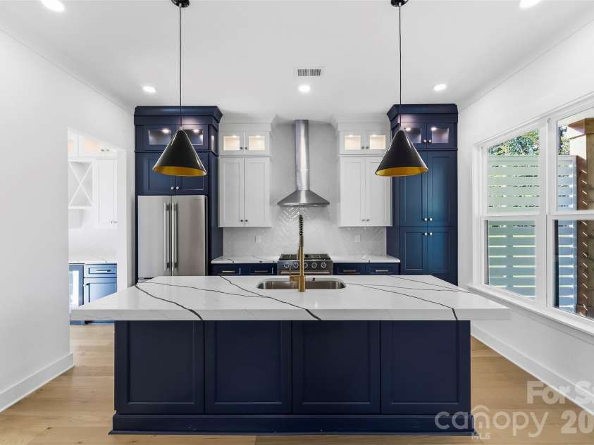 209 Parkdale Drive, Belmont, NC 28012.  MLS# CAR4422929, YatesRealty ID 49701. Beautiful kitchen!