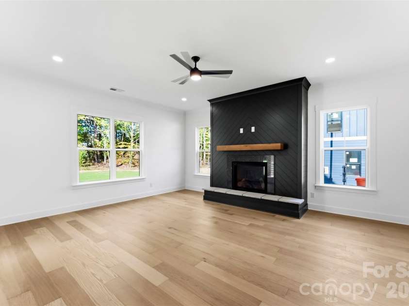 209 Parkdale Drive, Belmont, NC 28012.  MLS# CAR4422929, YatesRealty ID 49701. Living room