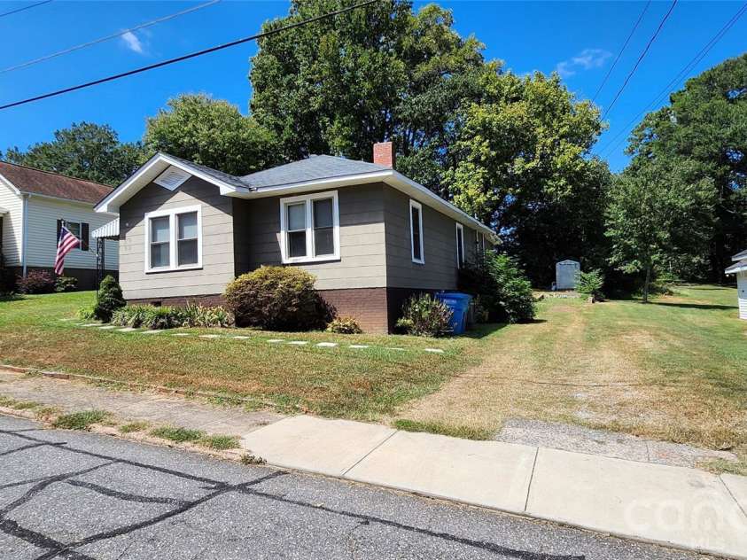 217 10th Street, Cramerton, NC 28032.  MLS# CAR4422300, YatesRealty ID 49702. 