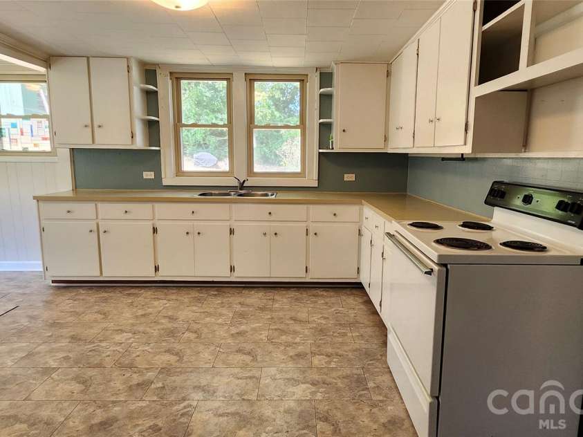 217 10th Street, Cramerton, NC 28032.  MLS# CAR4422300, YatesRealty ID 49702. 