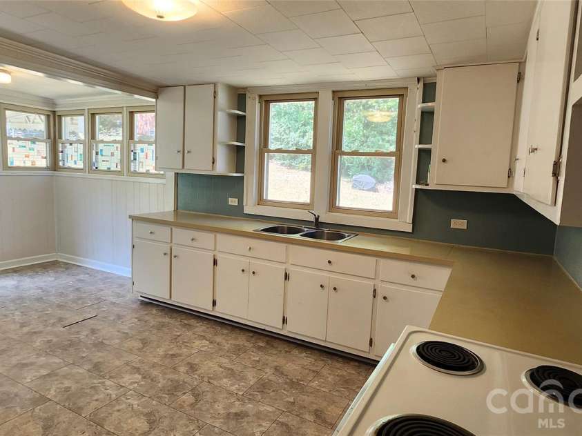 217 10th Street, Cramerton, NC 28032.  MLS# CAR4422300, YatesRealty ID 49702. 