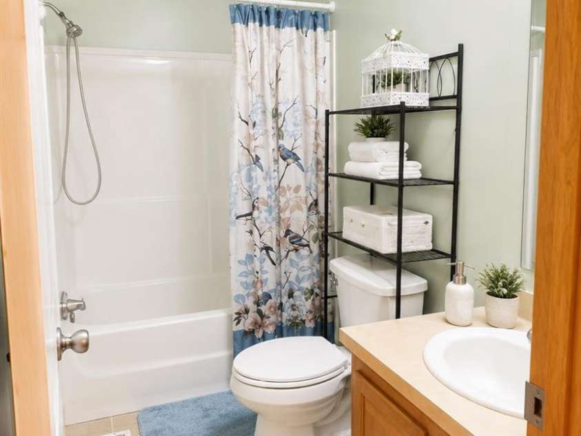 6162 Sherwood Lane, Denver, NC 28037.  MLS# CAR4422010, YatesRealty ID 49704. Hall bath
