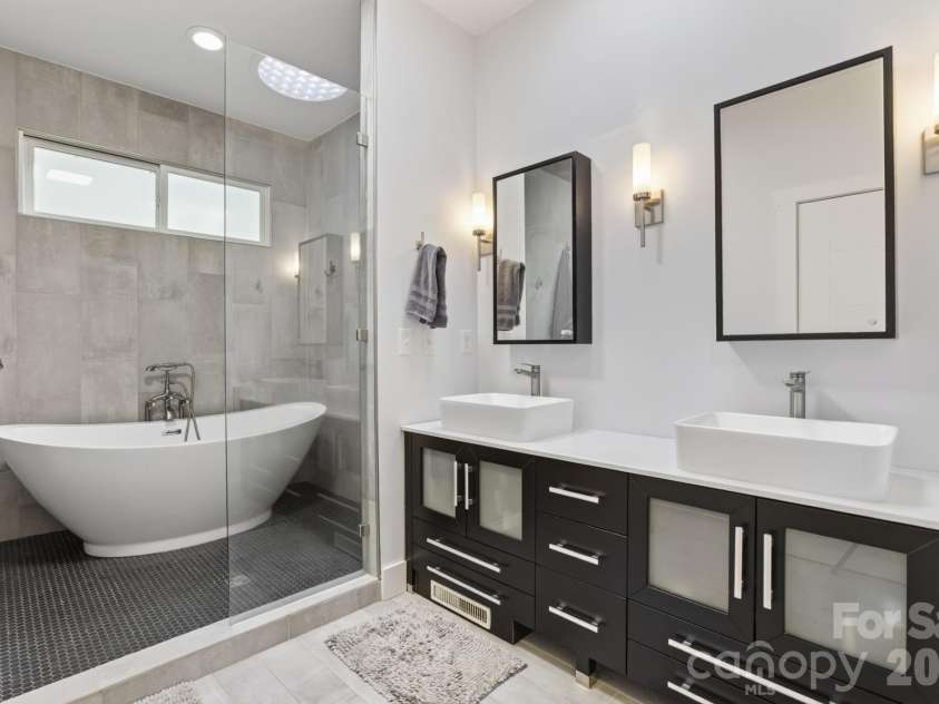 73 Hudson Hollow, Horse Shoe, NC 28742.  MLS# CAR4418438, YatesRealty ID 49706. Bathroom