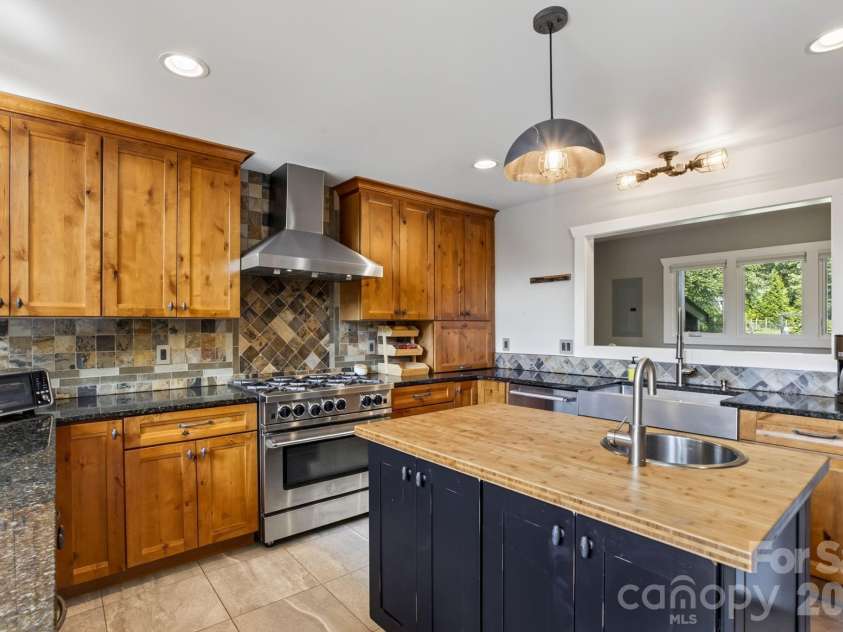 73 Hudson Hollow, Horse Shoe, NC 28742.  MLS# CAR4418438, YatesRealty ID 49706. Kitchen