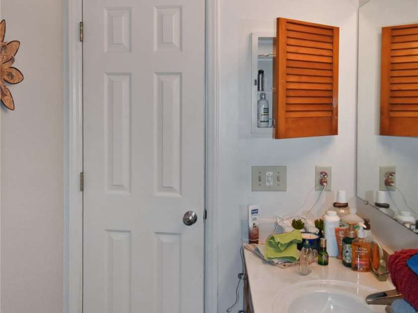 1861 Plaza Drive, Hickory, NC 28602.  MLS# CAR4422567, YatesRealty ID 49711. 