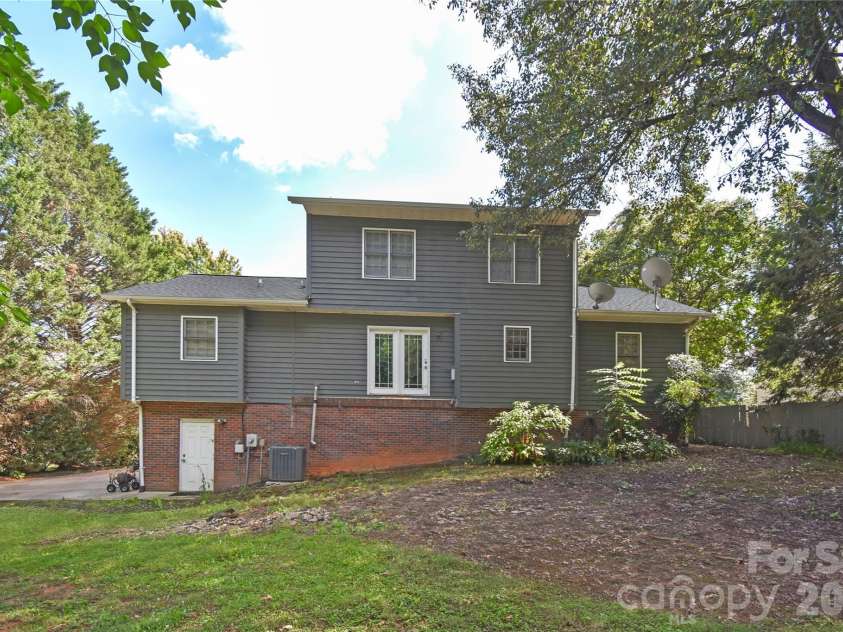 1861 Plaza Drive, Hickory, NC 28602.  MLS# CAR4422567, YatesRealty ID 49711. 