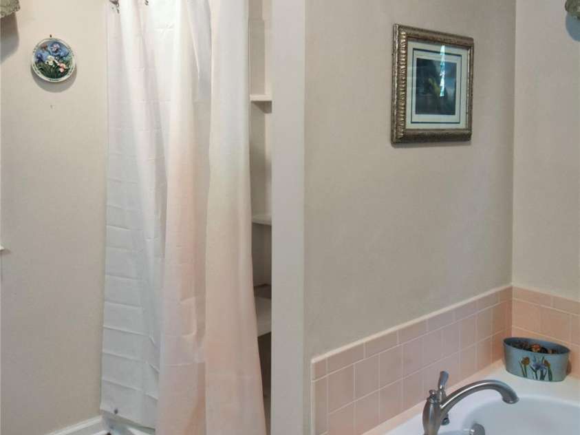 1861 Plaza Drive, Hickory, NC 28602.  MLS# CAR4422567, YatesRealty ID 49711. 