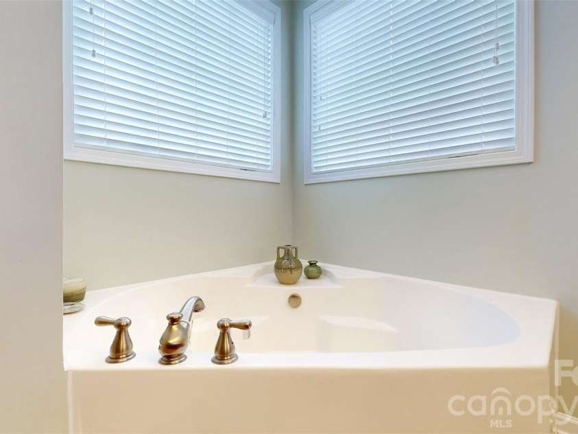 6005 Lillyshire Place, Charlotte, NC 28213.  MLS# CAR4422829, YatesRealty ID 49713. 