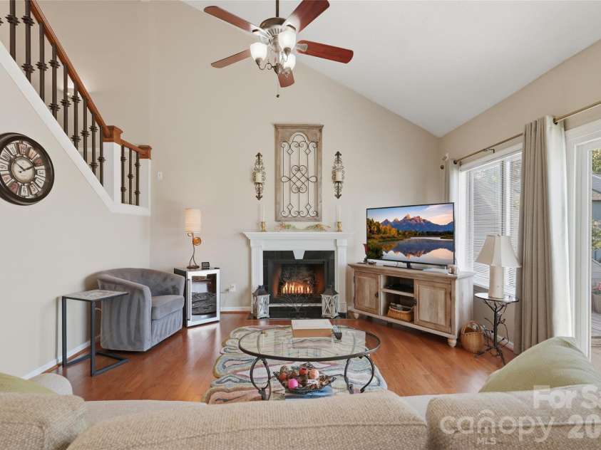 11531 Turn Stone Court, Charlotte, NC 28226.  MLS# CAR4422419, YatesRealty ID 49715. Excellent natural light in this end unit townhome