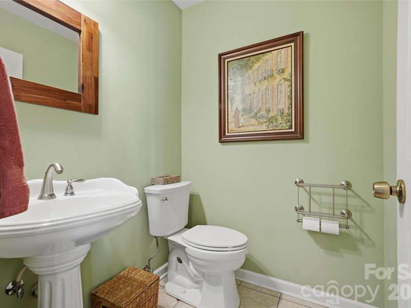 11531 Turn Stone Court, Charlotte, NC 28226.  MLS# CAR4422419, YatesRealty ID 49715. Half bath by the front door