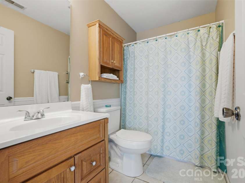 11531 Turn Stone Court, Charlotte, NC 28226.  MLS# CAR4422419, YatesRealty ID 49715. Second full bath in second primary