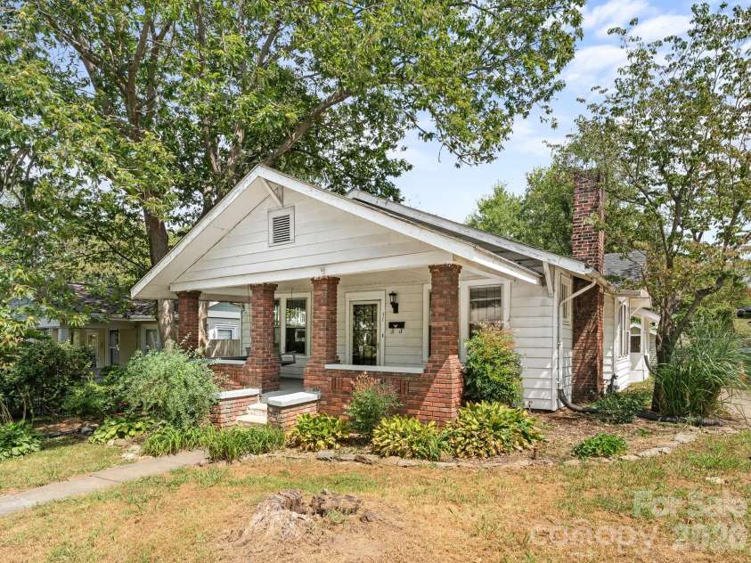 31 Dorchester Avenue, Asheville, NC 28806.  MLS# CAR4423223, YatesRealty ID 49723. 