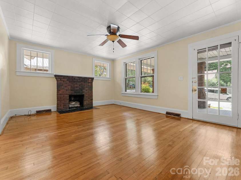 31 Dorchester Avenue, Asheville, NC 28806.  MLS# CAR4423223, YatesRealty ID 49723. 