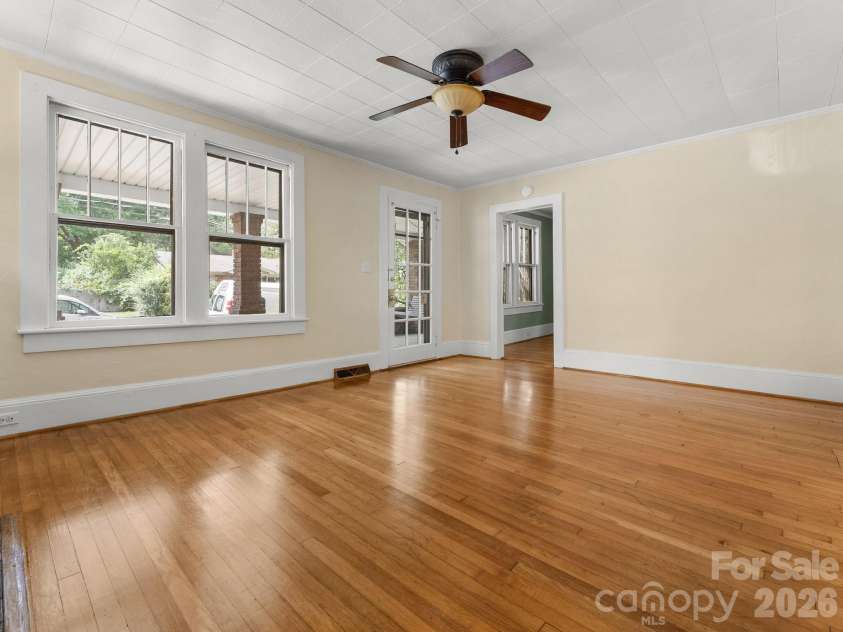 31 Dorchester Avenue, Asheville, NC 28806.  MLS# CAR4423223, YatesRealty ID 49723. 
