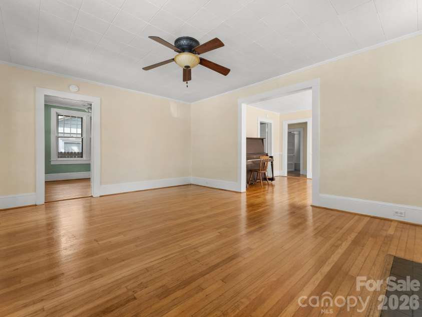 31 Dorchester Avenue, Asheville, NC 28806.  MLS# CAR4423223, YatesRealty ID 49723. 