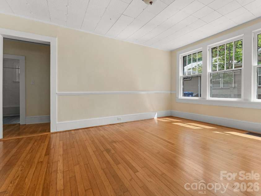 31 Dorchester Avenue, Asheville, NC 28806.  MLS# CAR4423223, YatesRealty ID 49723. 