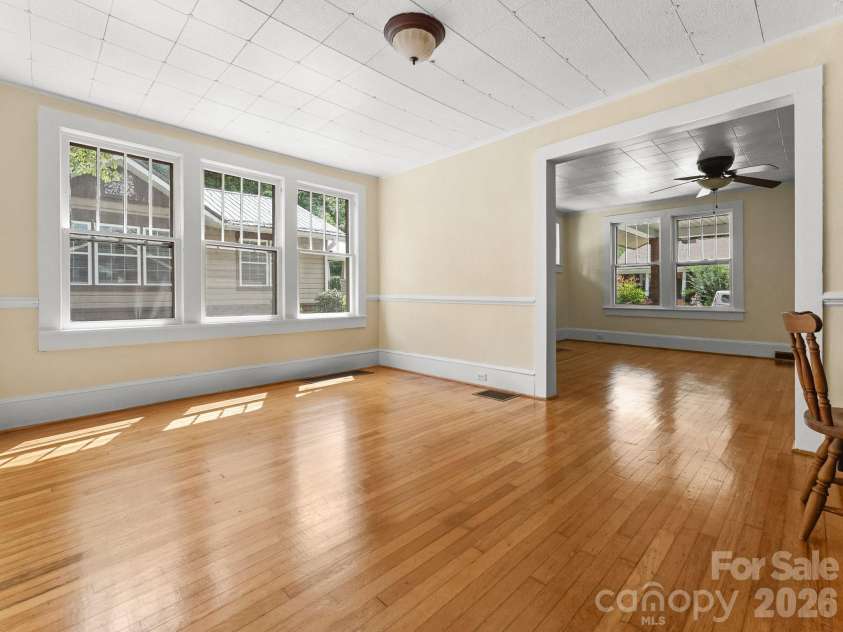 31 Dorchester Avenue, Asheville, NC 28806.  MLS# CAR4423223, YatesRealty ID 49723. 