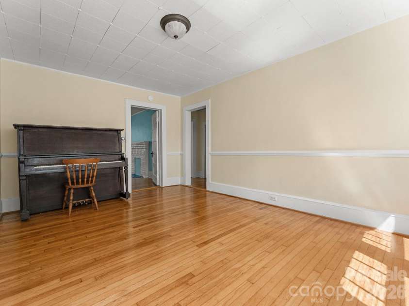 31 Dorchester Avenue, Asheville, NC 28806.  MLS# CAR4423223, YatesRealty ID 49723. 
