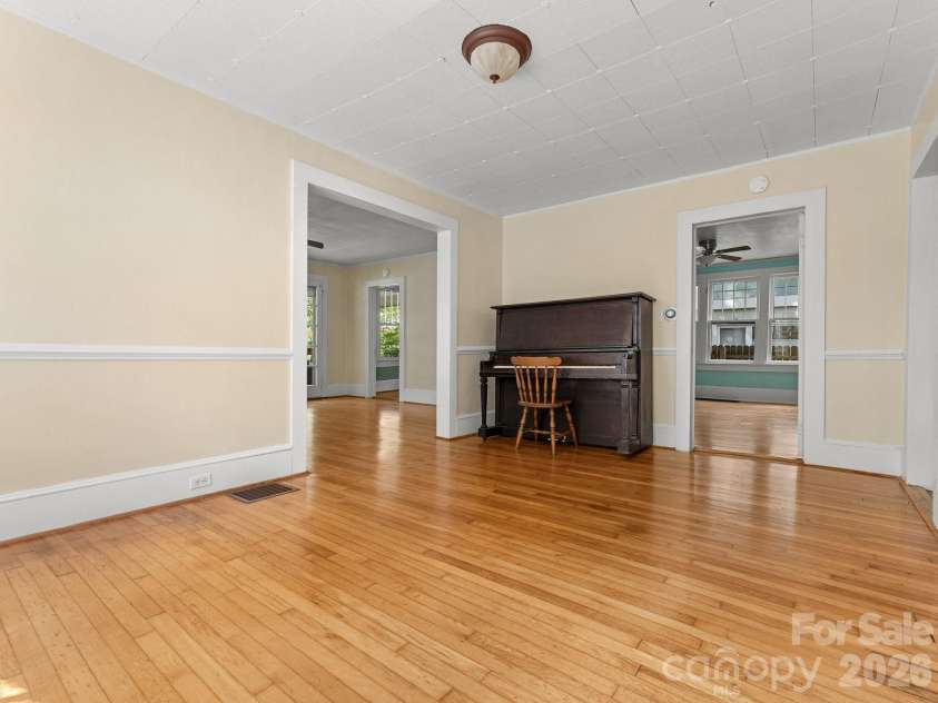 31 Dorchester Avenue, Asheville, NC 28806.  MLS# CAR4423223, YatesRealty ID 49723. 