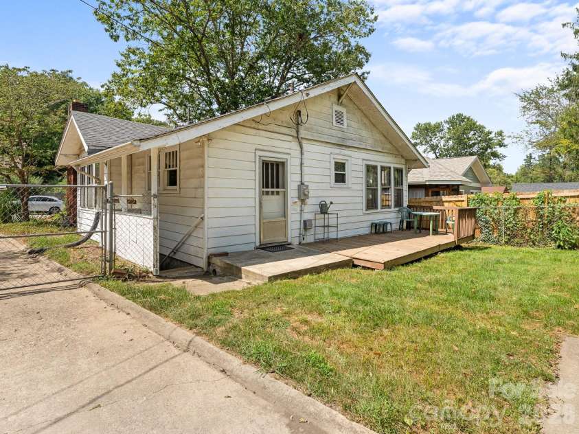 31 Dorchester Avenue, Asheville, NC 28806.  MLS# CAR4423223, YatesRealty ID 49723. 