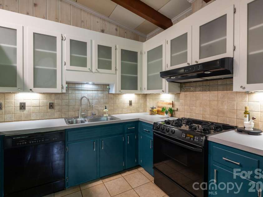 1526 Briarfield Drive, Charlotte, NC 28205.  MLS# CAR4422287, YatesRealty ID 49726. Gas range and stainless refrigerator, ready to cook.