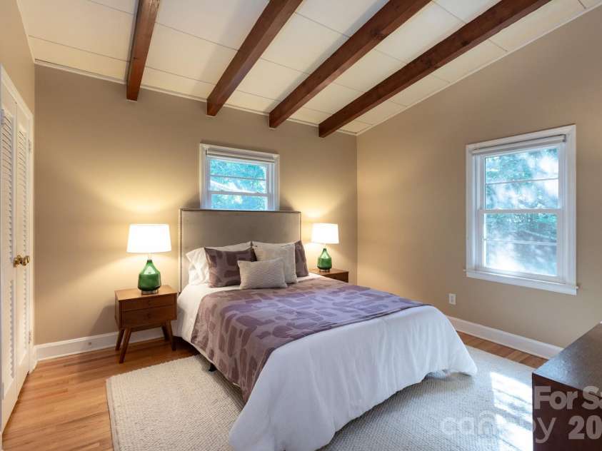 1526 Briarfield Drive, Charlotte, NC 28205.  MLS# CAR4422287, YatesRealty ID 49726. Soaring ceilings with abundant natural light.