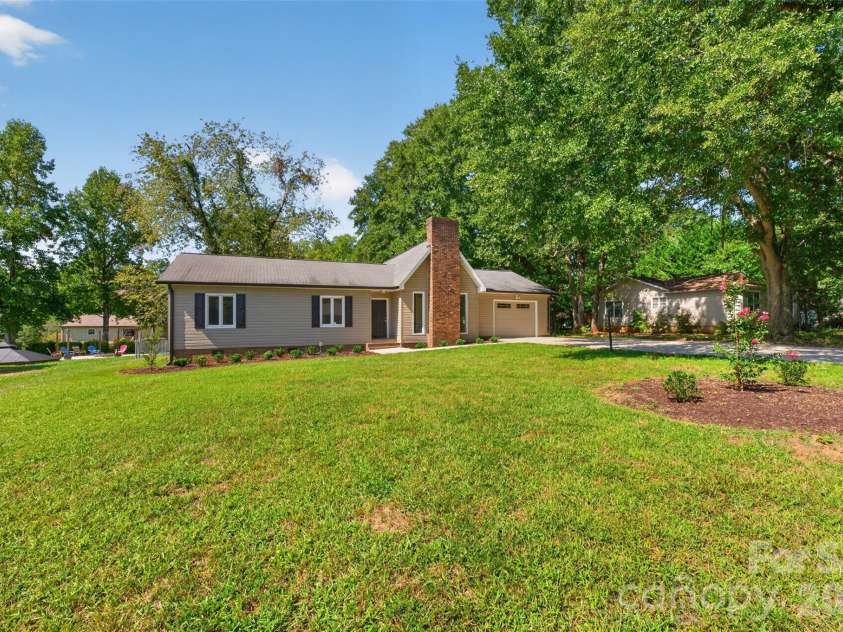 1711 Piney Road, Hickory, NC 28602.  MLS# CAR4423170, YatesRealty ID 49728. 