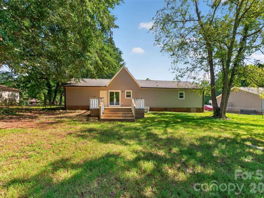 1711 Piney Road, Hickory, NC 28602.  MLS# CAR4423170, YatesRealty ID 49728. 